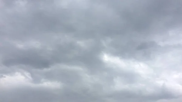 Dunkle Gewitterwolken bewegen sich langsam beim Betrachter - Zeitraffer, 4k. Zeitraffer-Clip aus weißen, flauschigen Wolken über blauem Himmel, 4k. — Stockfoto