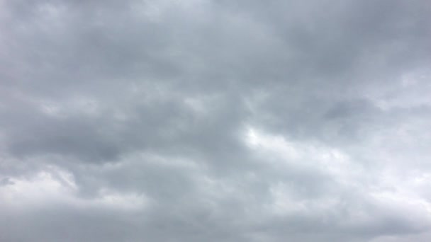 Temné bouřkové mraky se pohybují pomalu na prohlížeč - timelapse, 4k. Čas zanikla klip bílý načechraný mraky na modré obloze, 4k — Stock video