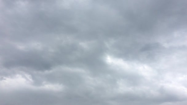 Nuages de tempête sombres se déplacent lentement au spectateur - timelapse, 4k. Time lapse clip de nuages pelucheux blancs sur ciel bleu, 4k — Video