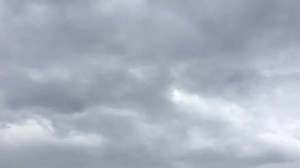 Nubes blancas desaparecen en el sol caliente en el cielo azul. Time-lapse movimiento nubes azul cielo fondo. Cielo azul. Nubes. Cielo azul con nubes blancas . — Foto de Stock