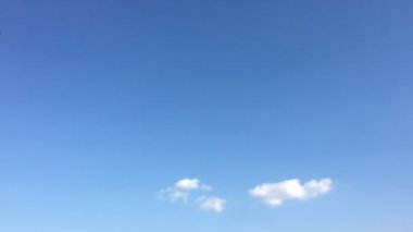 Beyaz bulutlar güneşin altında mavi gökyüzü üzerinde kaybolur. Hızlandırılmış hareket bulutlar mavi gökyüzü arka plan. Mavi gökyüzü. Bulutlar. Mavi gökyüzü beyaz bulutlar ile