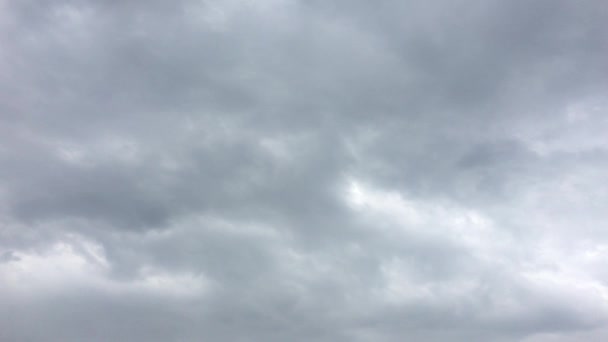 Weiße Wolken verschwinden in der heißen Sonne am blauen Himmel. Zeitraffer-Bewegung bewölkt blauen Himmel Hintergrund. blauer Himmel. Wolken. blauer Himmel mit weißen Wolken — Stockvideo