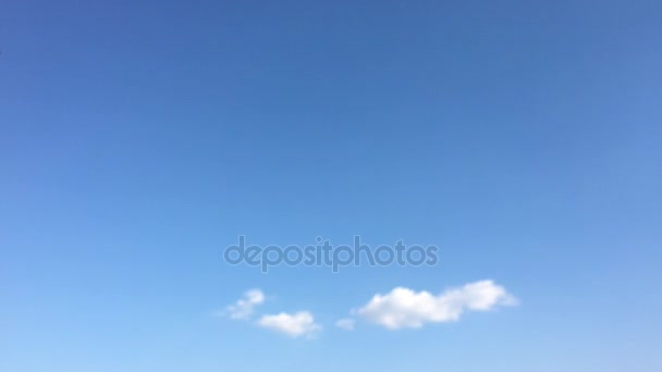 Witte wolken verdwijnen in de hete zon op blauwe hemel. Time-lapse beweging wolken blauwe hemelachtergrond. Blauwe hemel. Wolken. Blauwe hemel met witte wolken — Stockvideo