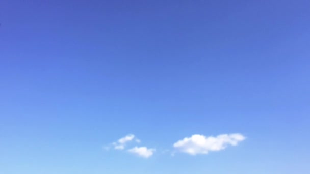 Witte wolken verdwijnen in de hete zon op blauwe hemel. Time-lapse beweging wolken blauwe hemelachtergrond. Blauwe hemel. Wolken. Blauwe hemel met witte wolken — Stockvideo