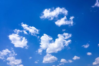 Arkaplanı bulutlu güzel mavi gökyüzü. Bulutlu bulutlar. Hava bulutlu doğa mavi..