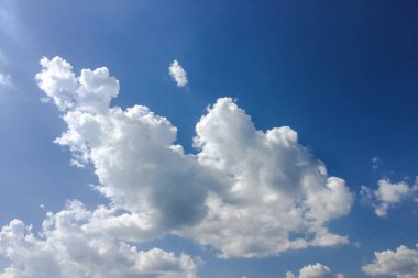 Arkaplanı bulutlu güzel mavi gökyüzü. Bulutlu bulutlar. Hava bulutlu doğa mavi..