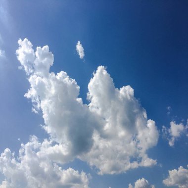 Mavi gökyüzündeki sıcak güneşte beyaz bulutlar kaybolur. Hızlandırılmış hareket mavi gökyüzü arkaplanını gölgeliyor. Mavi gökyüzü. Bulutlar. Beyaz bulutlu mavi gökyüzü. Mavi gökyüzü. Bulutlar. Beyaz bulutlu mavi gökyüzü.