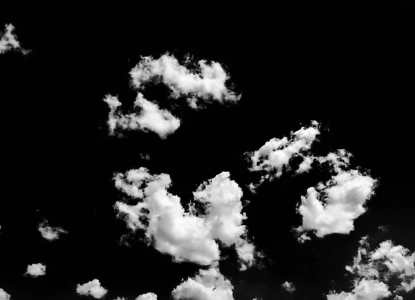 Isolerade vita moln på svart himmel. Uppsättning av isolerade moln över svart bakgrund. Designelement. Vita isolerade moln. Cutout extraherade moln. Clouds.Black bakgrund. — Stockfoto
