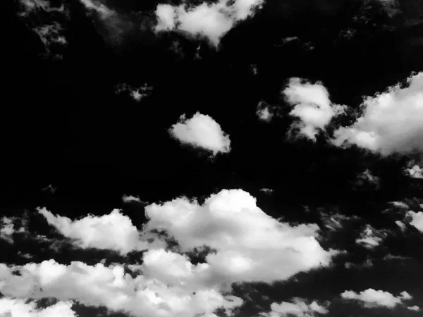 Nuvens brancas isoladas no céu negro. Conjunto de nuvens isoladas sobre fundo preto. Elementos de design. Nuvens brancas isoladas. Nuvens extraídas de recorte. Nuvens. Fundo preto . — Fotografia de Stock