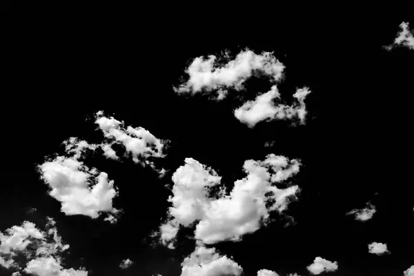 Isolerade vita moln på svart himmel. Uppsättning av isolerade moln över svart bakgrund. Designelement. Vita isolerade moln. Cutout extraherade moln. Clouds.Black bakgrund. — Stockfoto