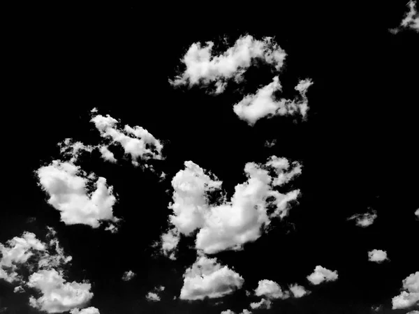 Nubes blancas aisladas en el cielo negro. Conjunto de nubes aisladas sobre fondo negro. Elementos de diseño. Nubes blancas aisladas. Recorte de nubes extraídas. Nubes. Fondo negro . —  Fotos de Stock