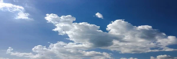 Witte wolken verdwijnen in de hete zon op de blauwe hemel. Time-lapse beweging wolken blauwe lucht achtergrond. Blauwe lucht. Wolken. Blauwe lucht met witte wolken. Blauwe lucht. Wolken. Blauwe lucht met witte wolken. — Stockfoto