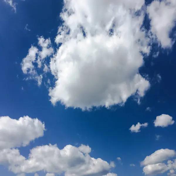 Прекрасне блакитне небо з фоном хмар. Небесні хмари. Небо з хмарами погода природа хмара блакитна. Синє небо з хмарами і сонцем . — стокове фото
