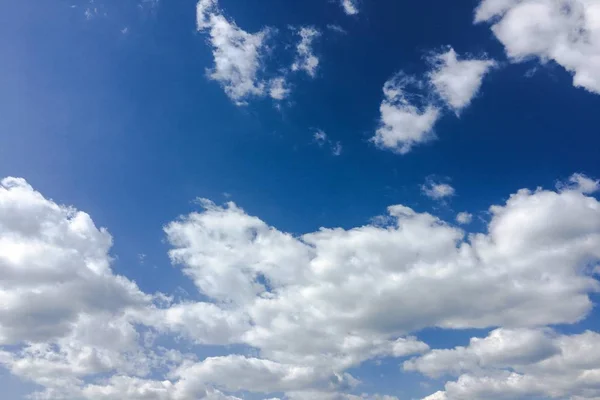 Piękne błękitne niebo z chmurami tła.niebo zachmurzenia.niebo z chmurami Pogoda natura chmura niebieska.Błękitne niebo z chmurami i słońcem. — Zdjęcie stockowe
