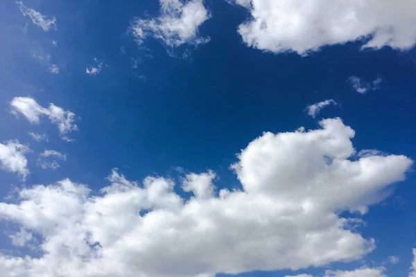 Beau ciel bleu avec fond nuageux.Ciel nuageux.Ciel avec nuages météo nature nuage bleu.Ciel bleu avec nuages et soleil. — Photo