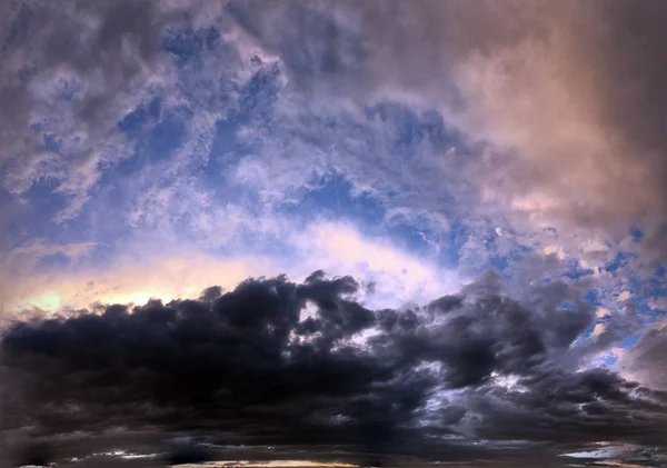 Céu azul bonito com nuvens fundo Céu clouds.Sky com nuvens tempo natureza nuvem azul. — Fotografia de Stock