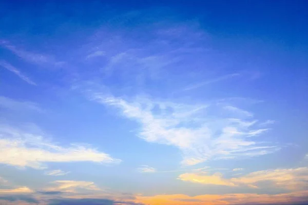 Vakre blå himler med skyer i bakgrunnen. Sky skyer. Sky med skyer naturskyer blå. Blå himmel med skyer og sol. – stockfoto