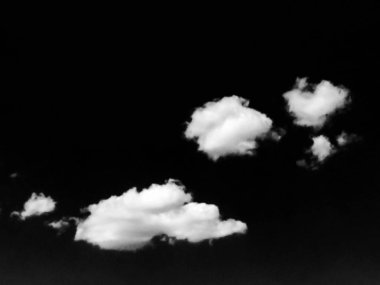 İzole beyaz bulutlar üzerinde siyah sky. Siyah arka plan üzerinde izole bulutlar kümesi. Tasarım öğeleri. Beyaz bulutlar izole. Kesme bulutlar ayıklanır. Siyah arka plan.