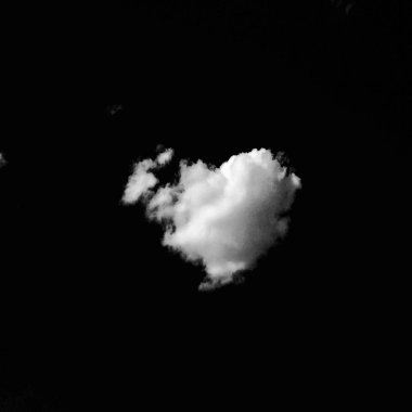 İzole beyaz bulutlar üzerinde siyah sky. Siyah arka plan üzerinde izole bulutlar kümesi. Tasarım öğeleri. Beyaz bulutlar izole. Kesme bulutlar ayıklanır. Siyah arka plan.