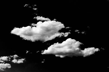 İzole beyaz bulutlar üzerinde siyah sky. Siyah arka plan üzerinde izole bulutlar kümesi. Tasarım öğeleri. Beyaz bulutlar izole. Kesme bulutlar ayıklanır. Siyah arka plan.