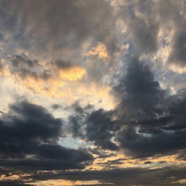 Güzel mavi gökyüzü, arka planda bulutlu bulutlu bulutlu hava bulutlu mavi gökyüzü, bulutlu ve güneşli..