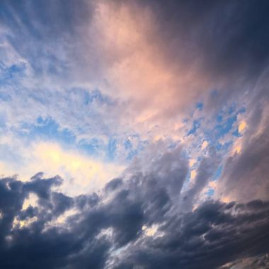 Güzel mavi gökyüzü, arka planda bulutlu bulutlu bulutlu hava bulutlu mavi gökyüzü, bulutlu ve güneşli..