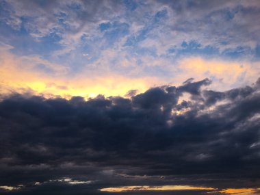 Güzel mavi gökyüzü, arka planda bulutlu bulutlu bulutlu hava bulutlu mavi gökyüzü, bulutlu ve güneşli..