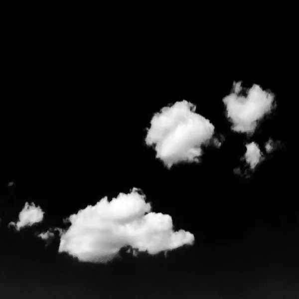 Vereinzelt weiße Wolken am schwarzen Himmel. vereinzelte Wolken über schwarzem Hintergrund. Designelemente. weiße vereinzelte Wolken. Ausschnitt extrahierte Wolken. schwarzer Hintergrund. — Stockfoto