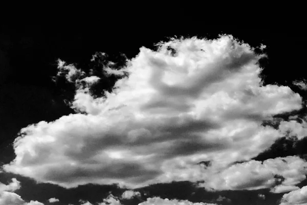 Isolerade vita moln på svart himmel. Uppsättning av isolerade moln över svart bakgrund. Designelement. Vita isolerade moln. Cutout extraherade moln. Svart bakgrund. — Stockfoto