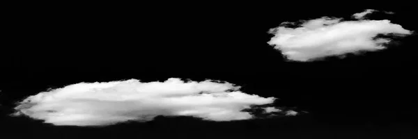 Isolerade vita moln på svart himmel. Uppsättning av isolerade moln över svart bakgrund. Designelement. Vita isolerade moln. Cutout extraherade moln. Svart bakgrund. — Stockfoto