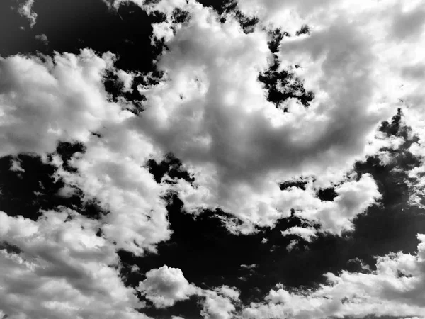 Geïsoleerde witte wolken op zwarte lucht. Verzameling van geïsoleerde wolken boven de zwarte achtergrond. Ontwerpelementen. Wit geïsoleerd wolken. Knipsel geëxtraheerd wolken. Zwarte achtergrond. — Stockfoto