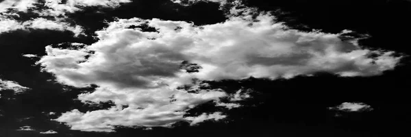 黒い空に白い雲が分離。黒の背景上の隔離された雲のセットです。デザイン要素です。ホワイトは、雲を分離しました。素材は、雲を抽出しました。黒の背景. — ストック写真