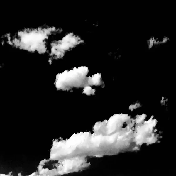 Elszigetelt fehér felhők a fekete ég. Készlet különíthető felhők felett fekete háttér. Design elemek. Fehér felhők elszigetelt. Kivágott kivonat-felhők. Fekete háttér. — Stock Fotó