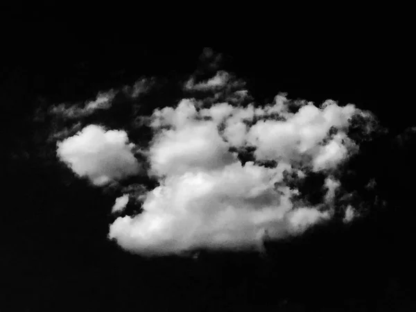 Nubes blancas aisladas en el cielo negro. Conjunto de nubes aisladas sobre fondo negro. Elementos de diseño. Nubes blancas aisladas. Recorte de nubes extraídas. Fondo negro . —  Fotos de Stock