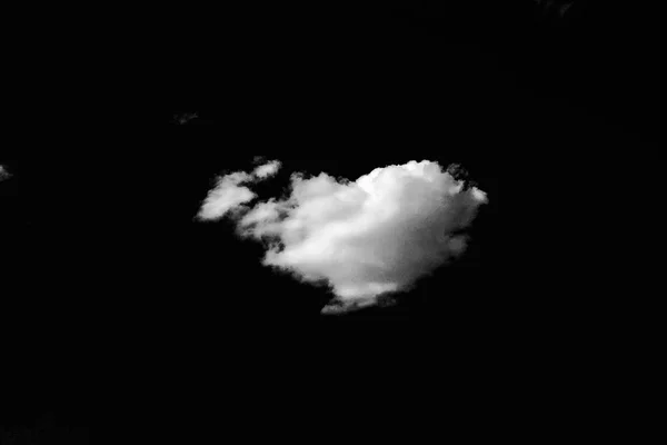 Vereinzelt weiße Wolken am schwarzen Himmel. vereinzelte Wolken über schwarzem Hintergrund. Designelemente. weiße vereinzelte Wolken. Ausschnitt extrahierte Wolken. schwarzer Hintergrund. — Stockfoto