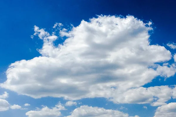 Krásná modrá obloha s mraky pozadí.Obloha clouds.Sky s mraky počasí příroda mraky modré.Modrá obloha s mraky a sluncem. — Stock fotografie