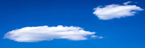 Όμορφο μπλε ουρανό με σύννεφα φόντο.Sky σύννεφα με σύννεφα καιρού φύση σύννεφο blue.Blue ουρανό με σύννεφα και ήλιο. — Φωτογραφία Αρχείου