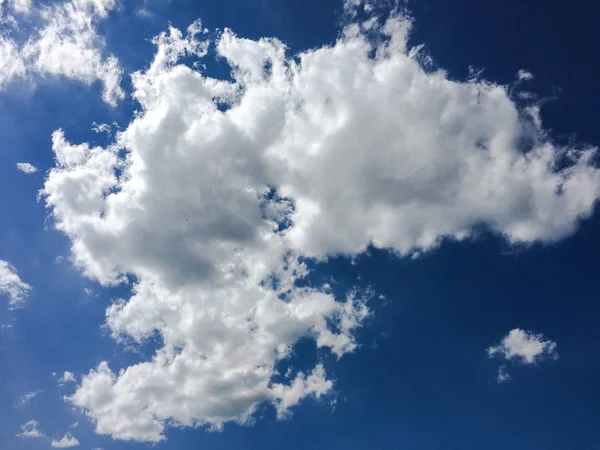 Céu azul bonito com nuvens background.Sky clouds.Sky com nuvens tempo natureza nuvem blue.Blue céu com nuvens e sol. — Fotografia de Stock