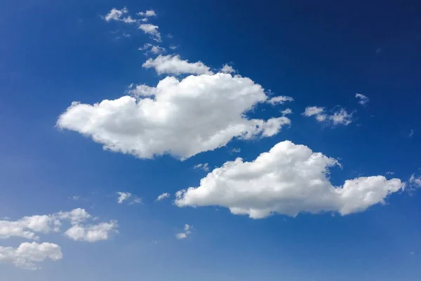 Krásná modrá obloha s mraky pozadí.Obloha clouds.Sky s mraky počasí příroda mraky modré.Modrá obloha s mraky a sluncem. — Stock fotografie