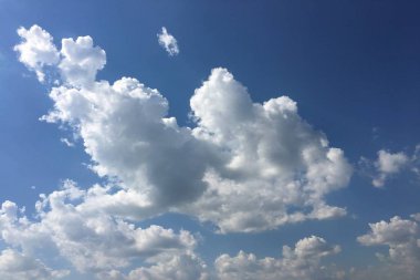 İzole beyaz bulut mavi gökyüzü üzerinde. Güzel mavi gökyüzü bulutlar arka plan ile. Bulutlar hava doğa bulut mavi gökyüzü. Bulut ve güneş ile mavi gökyüzü