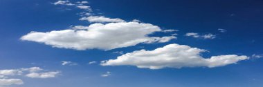 İzole beyaz bulut mavi gökyüzü üzerinde. Güzel mavi gökyüzü bulutlar arka plan ile. Bulutlar hava doğa bulut mavi gökyüzü. Bulut ve güneş ile mavi gökyüzü