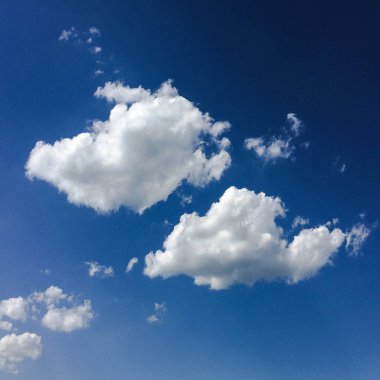 İzole beyaz bulut mavi gökyüzü üzerinde. Güzel mavi gökyüzü bulutlar arka plan ile. Bulutlar hava doğa bulut mavi gökyüzü. Bulut ve güneş ile mavi gökyüzü