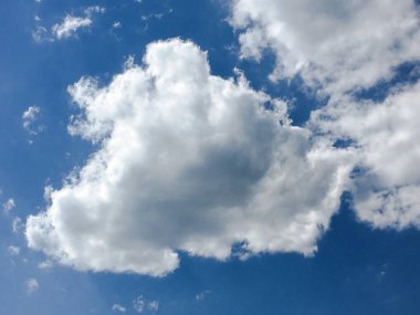 İzole beyaz bulut mavi gökyüzü üzerinde. Güzel mavi gökyüzü bulutlar arka plan ile. Bulutlar hava doğa bulut mavi gökyüzü. Bulut ve güneş ile mavi gökyüzü