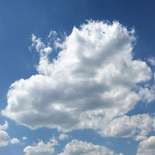 푸른 하늘에 격리 된 흰 구름입니다. 아름 다운 푸른 하늘 구름 배경입니다. 구름 날씨 자연 구름 파란 하늘입니다. 구름과 태양 푸른 하늘 — 스톡 사진
