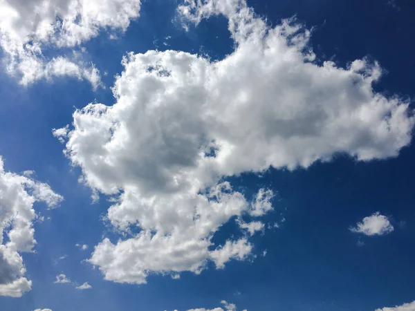 Απομονωμένη λευκό σύννεφο στο μπλε του ουρανού. Όμορφο μπλε ουρανό με φόντο σύννεφα. Ουρανός, με σύννεφα ο καιρός φύση σύννεφο μπλε. Γαλάζιο του ουρανού με το σύννεφο και τον ήλιο — Φωτογραφία Αρχείου