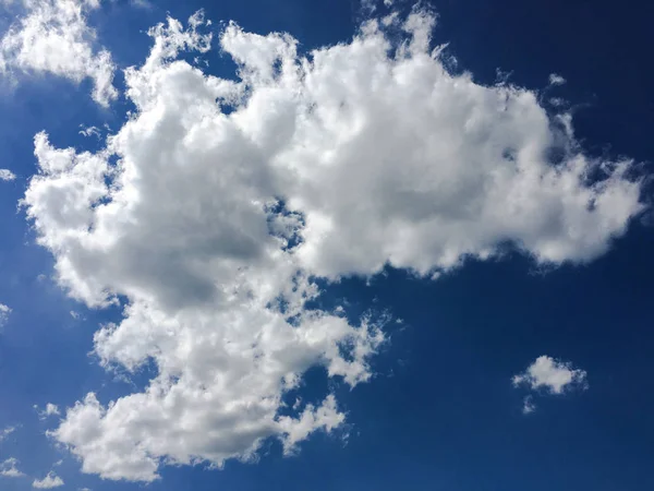 Nuvem branca isolada no céu azul. Céu azul bonito com fundo de nuvens. Céu com nuvens tempo natureza nuvem azul. Céu azul com nuvem e sol — Fotografia de Stock