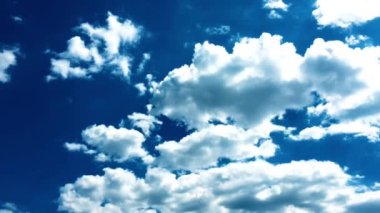 Mavi gökyüzündeki sıcak güneşte beyaz bulutlar kaybolur. Hızlandırılmış hareket mavi gökyüzü arkaplanını gölgeliyor. Mavi gökyüzü. Bulutlar. Beyaz bulutlu mavi gökyüzü. Mavi gökyüzü. Bulutlar. Beyaz bulutlu mavi gökyüzü.