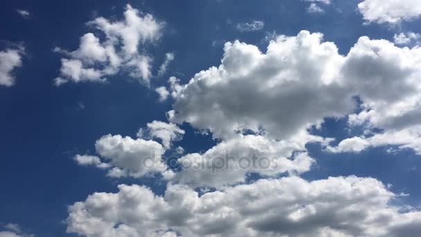 Witte wolken verdwijnen in de hete zon op de blauwe hemel. Time-lapse beweging wolken blauwe lucht achtergrond. Blauwe lucht. Wolken. Blauwe lucht met witte wolken. Blauwe lucht. Wolken. Blauwe lucht met witte wolken. — Stockvideo