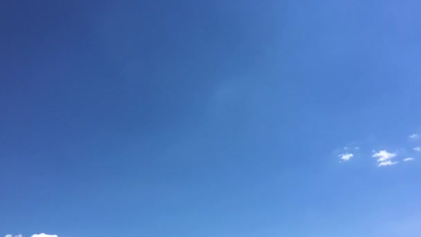 Les nuages blancs disparaissent sous le soleil chaud sur le ciel bleu. Time-lapse motion nuages ciel bleu fond. Ciel bleu. Nuages. Ciel bleu avec des nuages blancs. Ciel bleu. Nuages. Ciel bleu avec nuages blancs . — Video