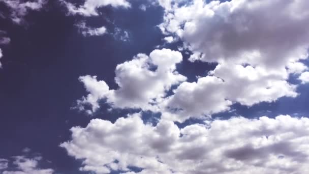 Mavi gökyüzündeki sıcak güneşte beyaz bulutlar kaybolur. Hızlandırılmış hareket mavi gökyüzü arkaplanını gölgeliyor. Mavi gökyüzü. Bulutlar. Beyaz bulutlu mavi gökyüzü. Mavi gökyüzü. Bulutlar. Beyaz bulutlu mavi gökyüzü. — Stok video